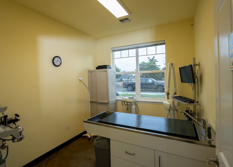 More Photos Of 660 N 7th Ave, Sequim Veterinarian Kennel For Sale