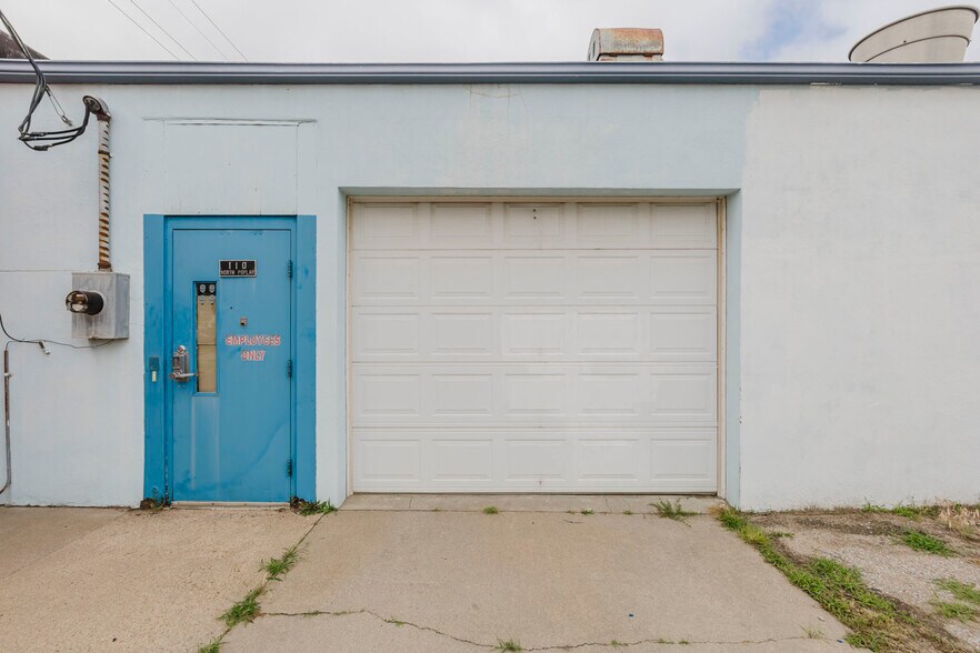 More Photos Of 110 N Poplar St, Hutchinson Warehouse For Sale