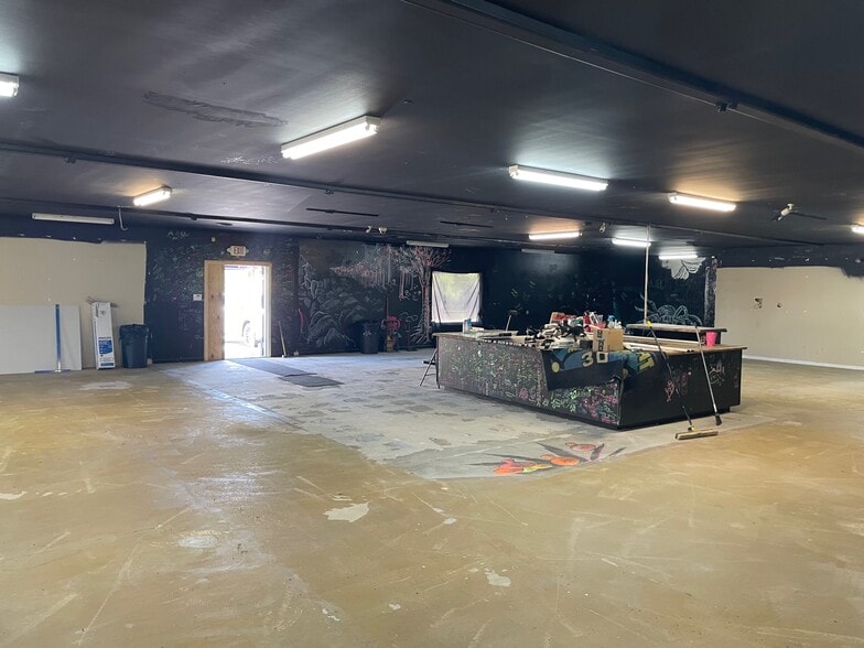 More Photos Of 211 Holiday Dr, Clarksville General Retail For Lease