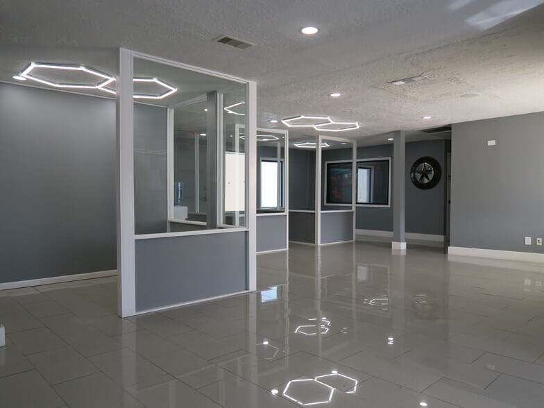 More Photos Of 5638 Star Ln, Houston Auto Dealership For Lease