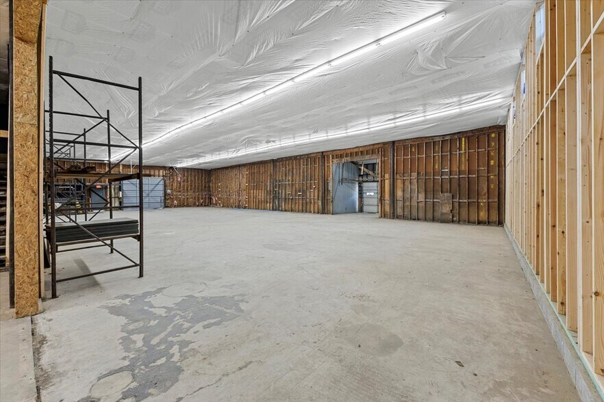 More Photos Of 3509 W Market St, Johnson City Warehouse For Lease