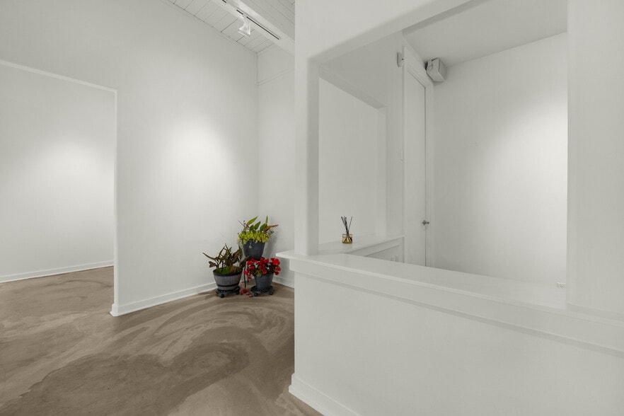 More Photos Of 809 S Holladay Dr, Seaside Showroom For Sale