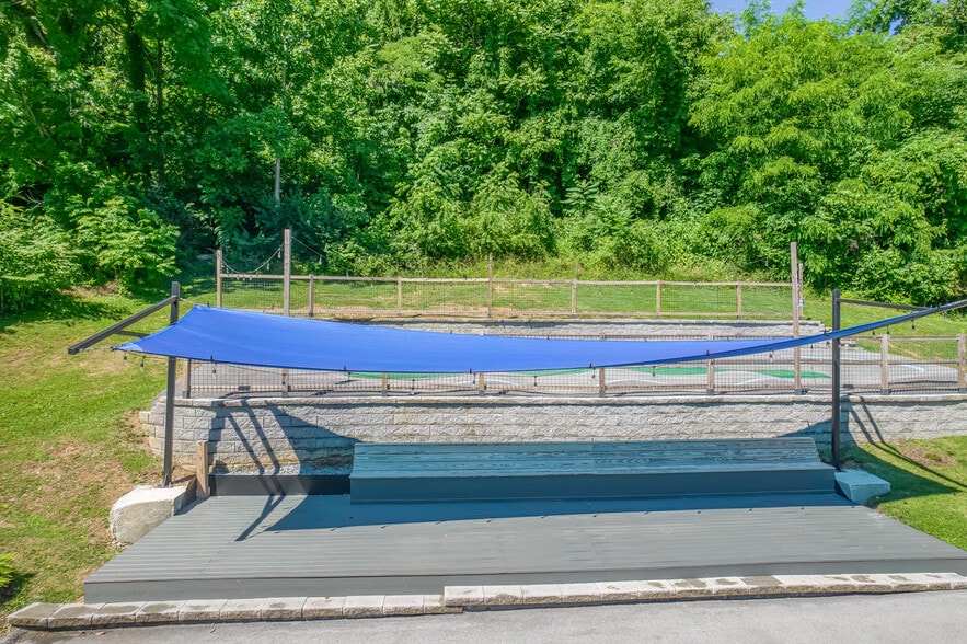 More Photos Of 640 E Maple St, Johnson City Bar For Sale