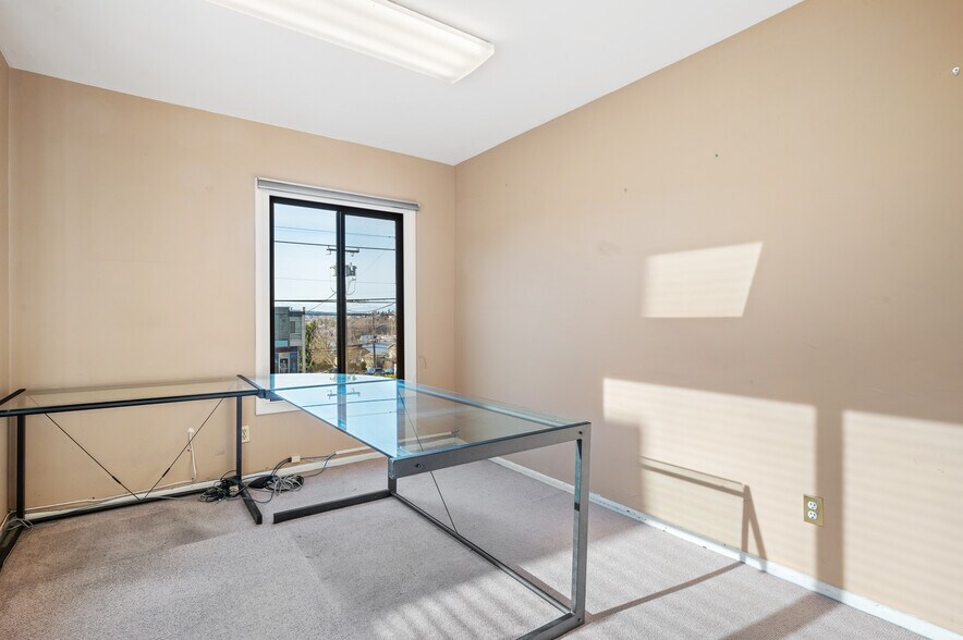 More Photos Of 207 Edgar St, Seattle Office For Sale