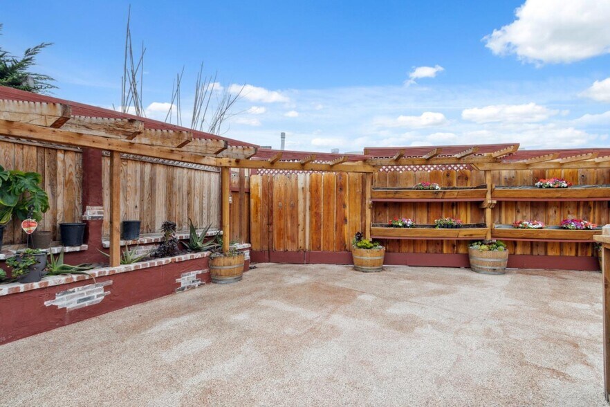 More Photos Of 1637 Del Monte Blvd, Seaside Storefront For Sale