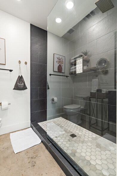 More Photos Of 511 S 10th St, Waco Specialty For Sale