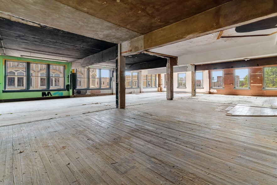 More Photos Of 4 North Plz, Paris Flex For Sale