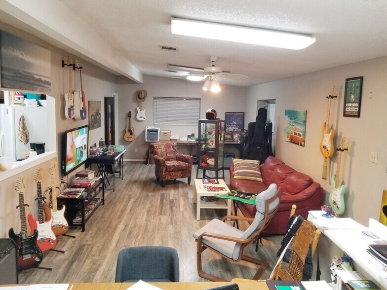 More Photos Of 410 W Canino Rd, Houston Manufacturing For Sale