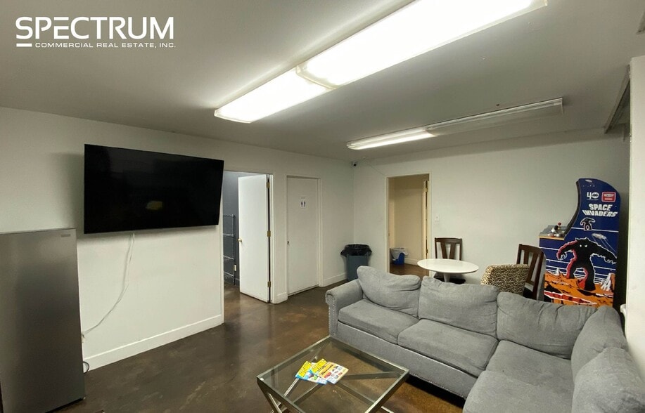 More Photos Of 7002 Sophia Ave, Van Nuys Showroom For Lease