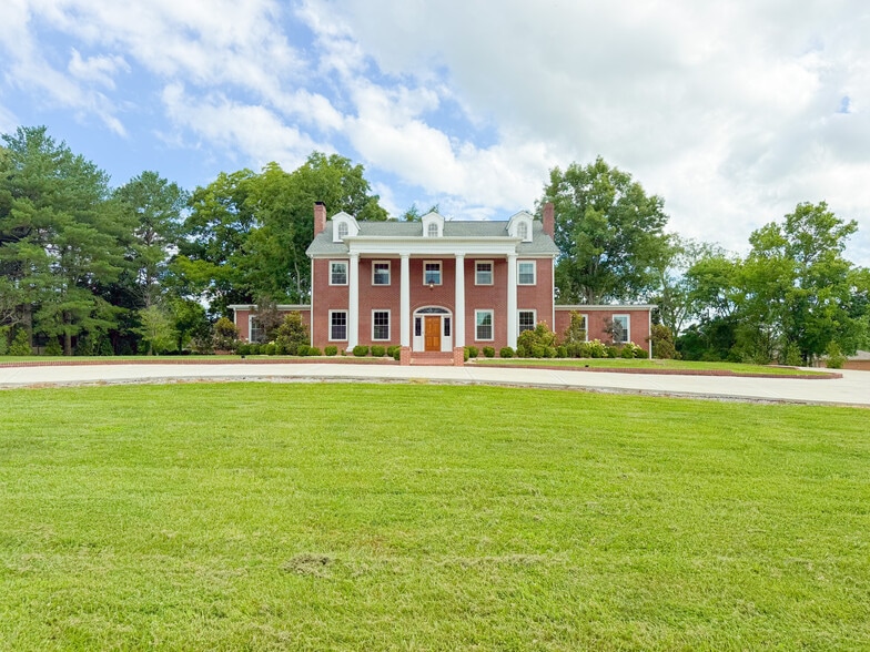 More Photos Of 621 E College St, Pulaski Hotel For Sale