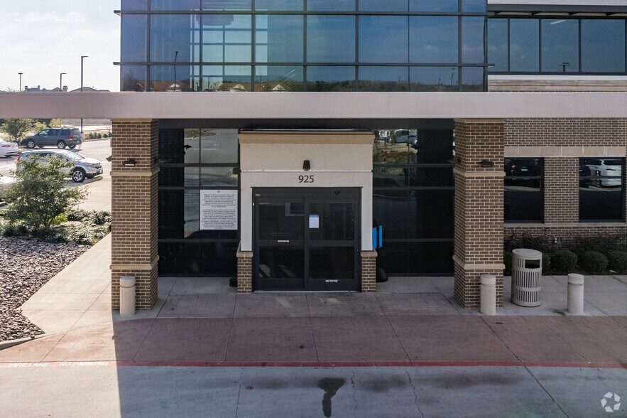 More Photos Of 925 E Southlake Blvd, Southlake Medical For Lease