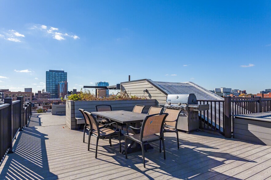 More Photos Of 1027-1031 W Madison St, Chicago Loft Creative Space For Lease