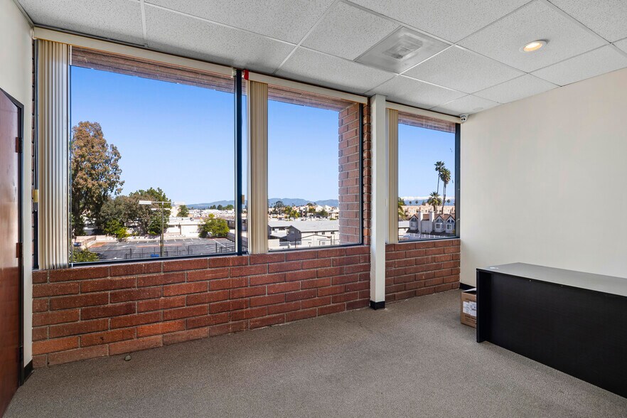 More Photos Of 17835 Ventura Blvd, Encino Medical For Sale