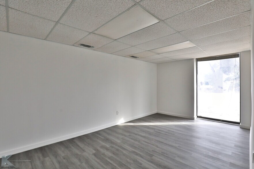 More Photos Of 411 E South 11th St, Abilene Warehouse For Lease