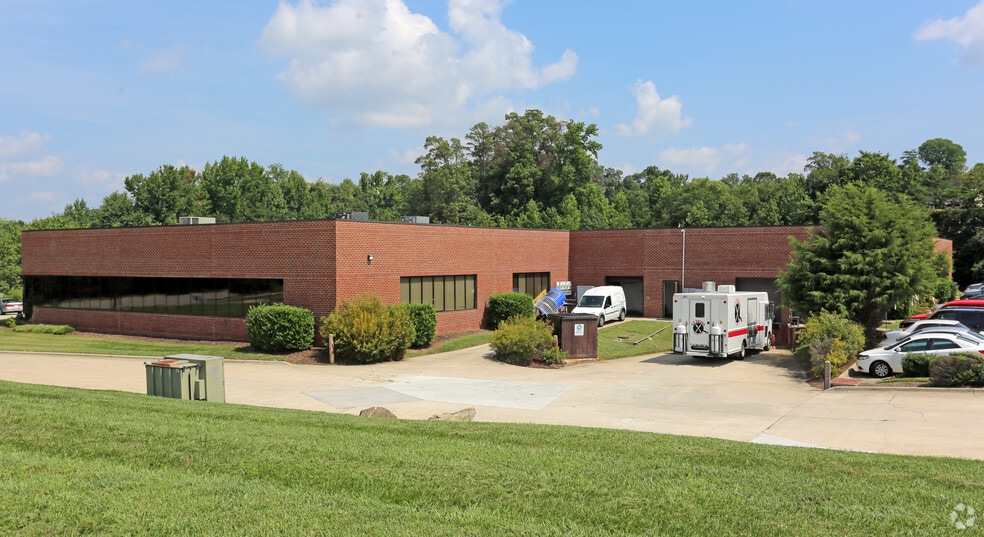 More Photos Of 4214 Beechwood Dr, Greensboro Flex For Lease