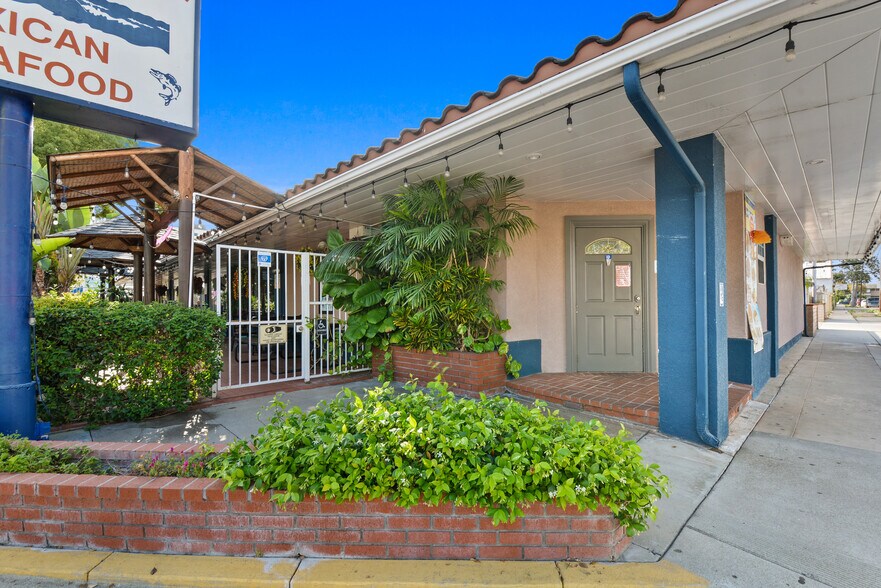 More Photos Of 528 W Chapman Ave, Orange Freestanding For Sale