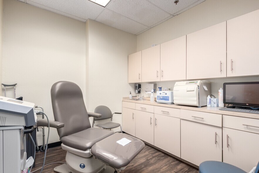 More Photos Of 4045 E Union Hills Dr, Phoenix Medical For Sale