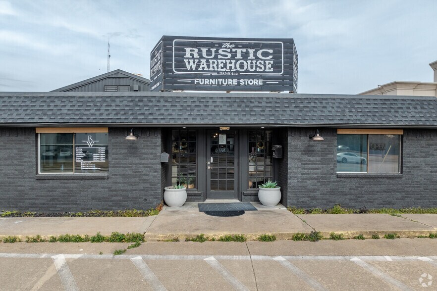 More Photos Of 1411 S Goliad St, Rockwall Distribution For Lease