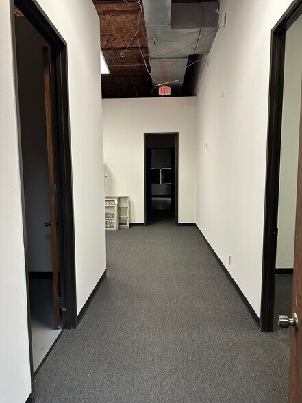 More Photos Of 10595 Westoffice Dr, Houston Light Distribution For Lease