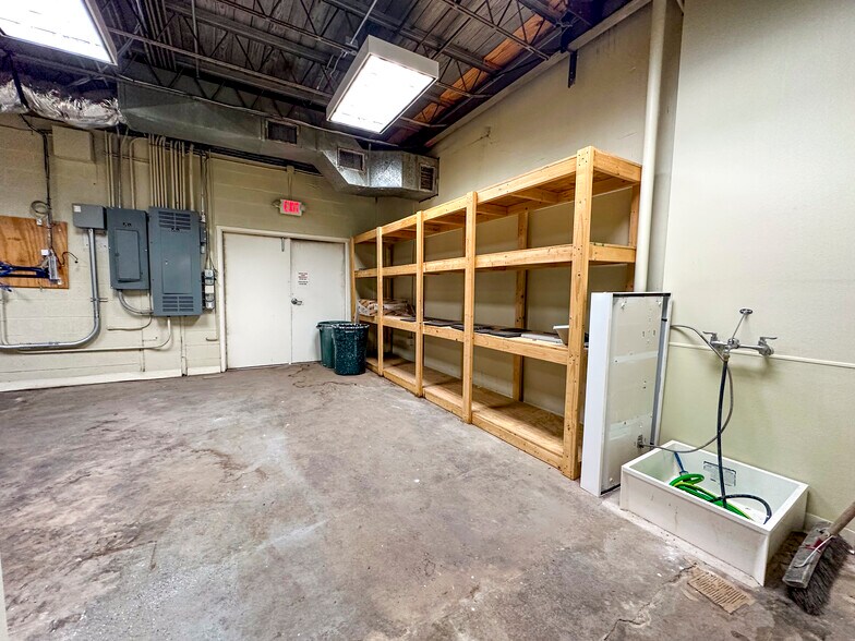 More Photos Of 1 N Mechanic St, El Campo Office For Sale