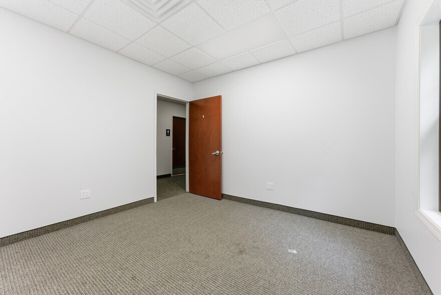 More Photos Of 24 Elise St, Westfield Flex For Lease