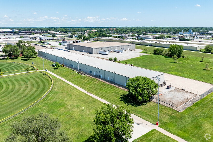 More Photos Of 4817 N 56th St, Lincoln Manufacturing For Lease