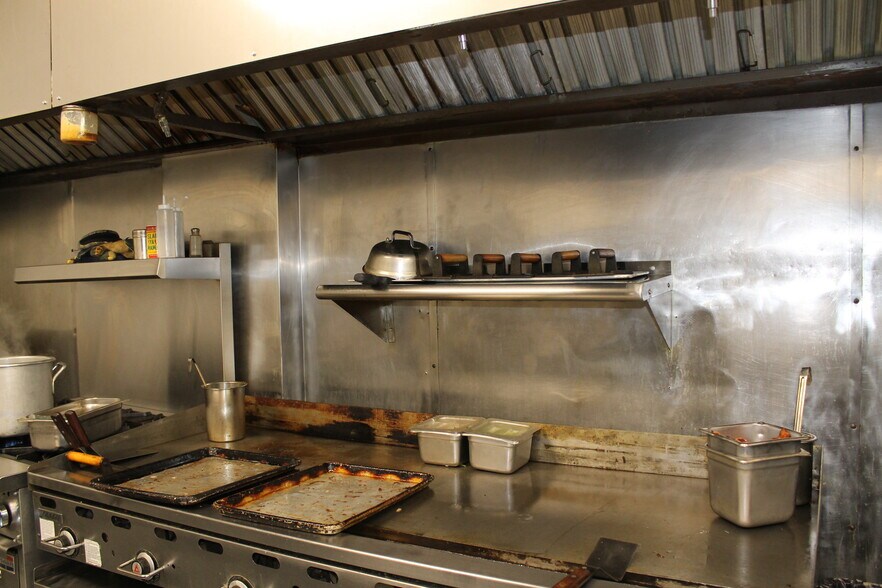 More Photos Of 145 S Main St, Saint Clair Specialty For Lease