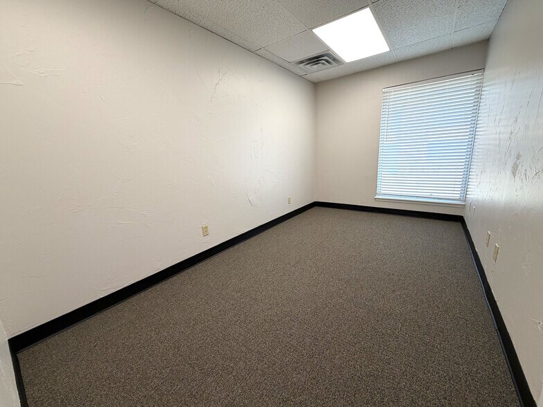 More Photos Of 2919-2927 NW 122nd St, Oklahoma City Office For Lease