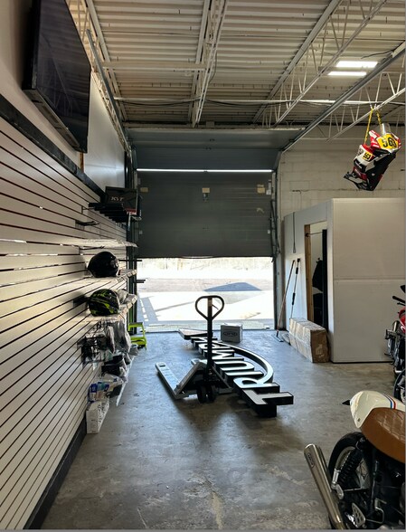 More Photos Of 11574 E Gondola St, Sharonville Warehouse For Lease