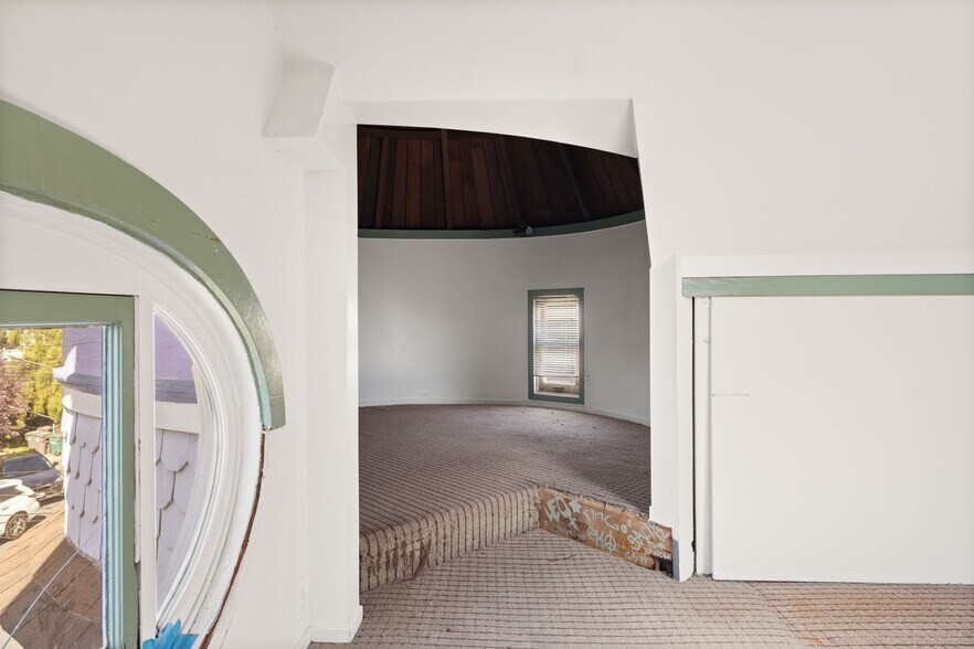 More Photos Of 102 Hamilton Pl, Oakland Multifamily For Sale