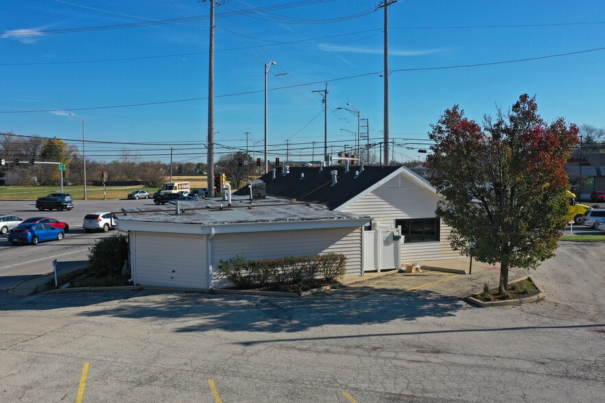 More Photos Of 1900 S Arlington Heights Rd, Arlington Heights Freestanding For Lease