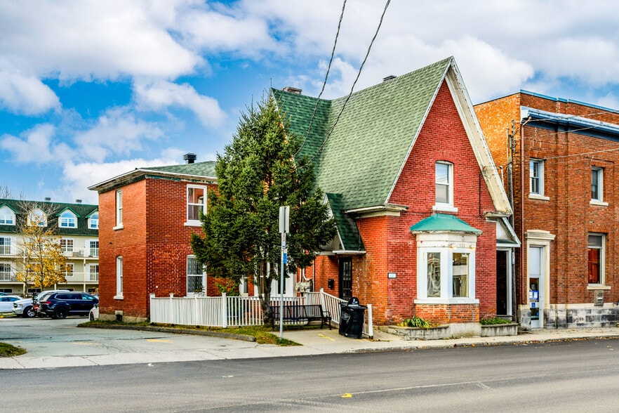 Primary Photo Of 127 Rue Queen, Sherbrooke Office Residential For Sale
