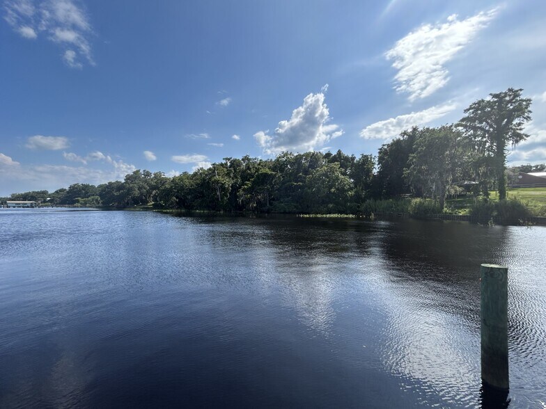 More Photos Of 101 S Prospect St, Crescent City Flex For Sale