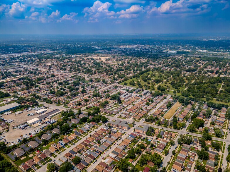 More Photos Of 1025 W Vermont St, Calumet Park Apartments For Sale