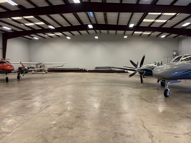 More Photos Of 18000 Groschke Rd, Houston Airplane Hangar For Sale