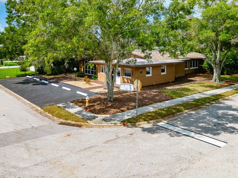 More Photos Of 300 S Saturn Ave, Clearwater Flex For Sale