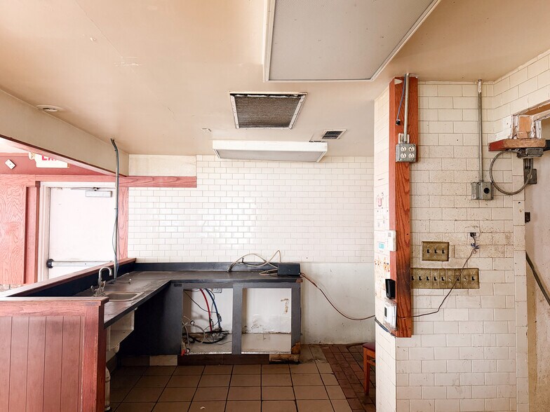 More Photos Of 2131 E 8th St, Odessa General Retail For Sale