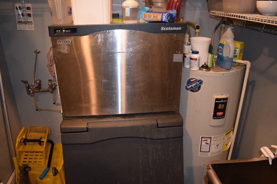 More Photos Of 26192 NE Neosho Rd, Garnett Restaurant For Lease