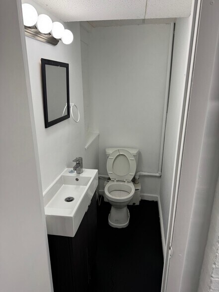 More Photos Of 1013 N Charles St, Baltimore General Retail For Sale