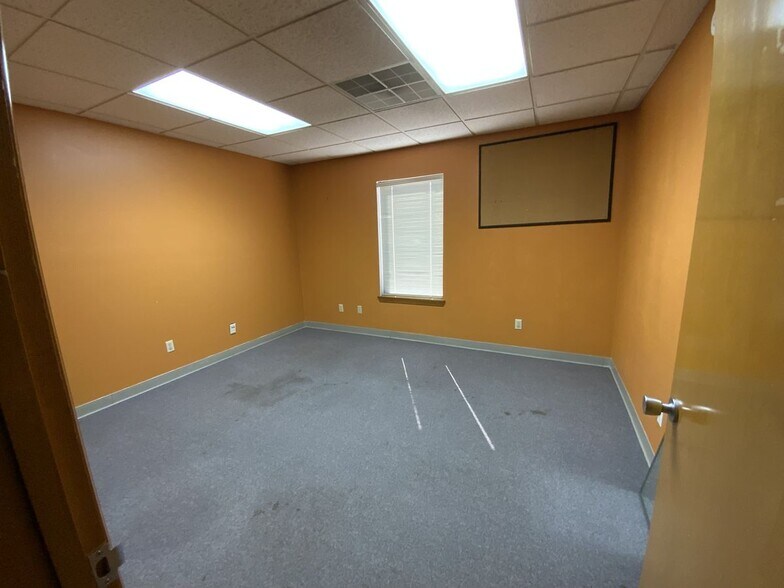 More Photos Of 2415 N Gateway Ave, Harriman Medical For Sale