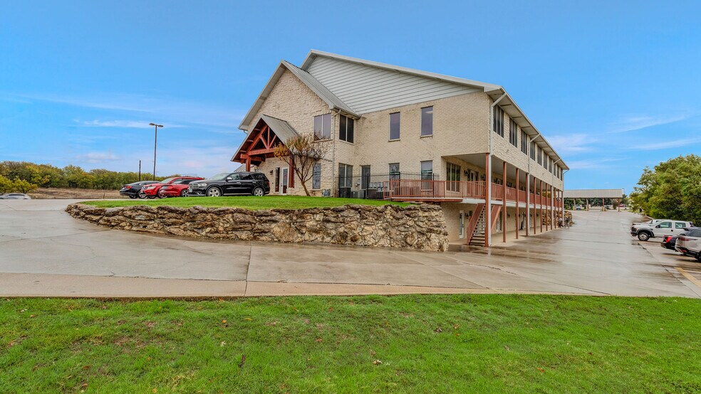 More Photos Of 8101 Boat Club Rd, Fort Worth Office For Lease