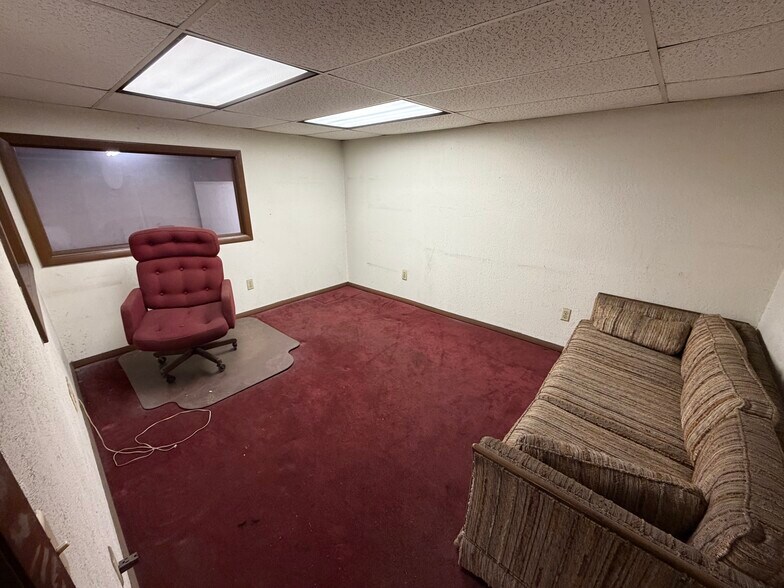 More Photos Of 403 W 2nd St, Sand Springs Manufacturing For Sale