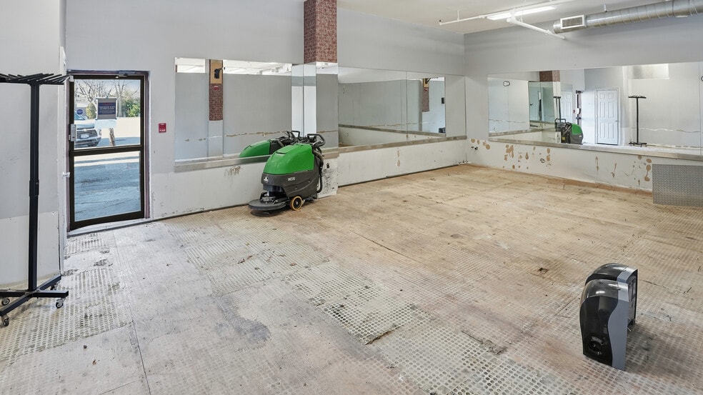 More Photos Of 117-133 Merrick Ave, Merrick Storefront For Lease
