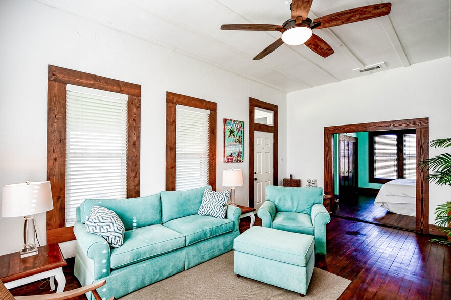 More Photos Of 512 N Travis St, Granbury Hospitality For Sale