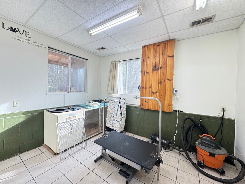 More Photos Of 2350 Highway 17 S, Rhinelander Veterinarian Kennel For Sale
