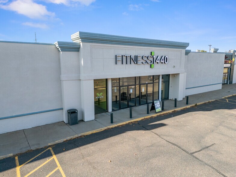 More Photos Of 1501-1567 Broadway St N, Menomonie Storefront For Sale