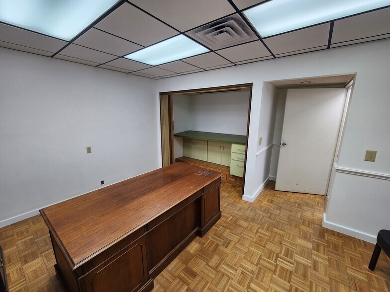 More Photos Of 747 N Washington Blvd, Sarasota Office For Lease