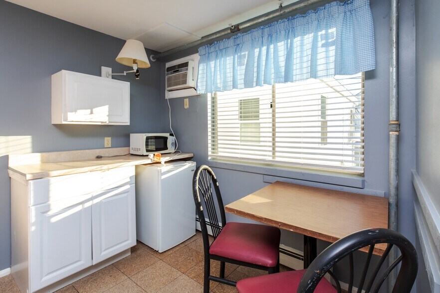 More Photos Of 198 Ashworth Ave, Hampton Hotel For Sale