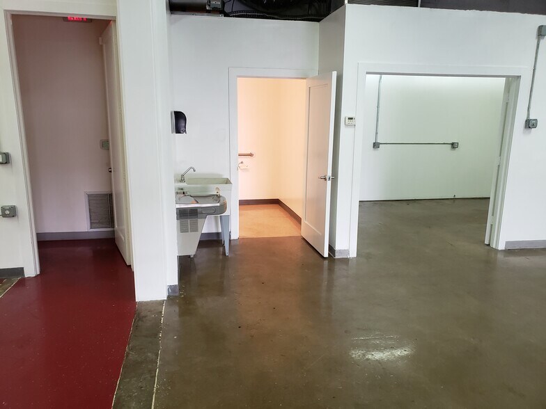 More Photos Of 3059-3061 SE Monroe St, Stuart Warehouse For Lease