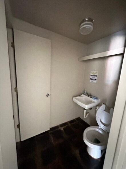 More Photos Of 113 W Main St, Duncan Storefront For Sale